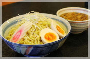トッピングの味玉・なると・白髪ねぎはつけ麺のスープとも良く合います。