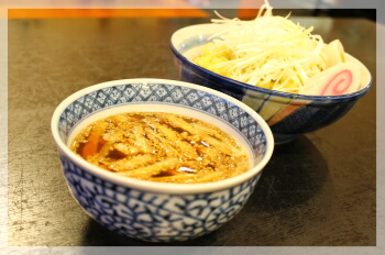 スープは、ホタテ貝柱でダシをとり、正油と合わせて作ったベースをもとに、つけ麺用に濃い目に仕上げています。チャーシューと油揚げ入りで、おなかも大満足!