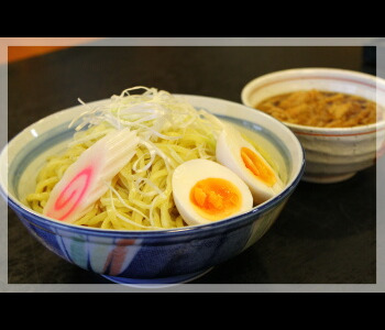 トッピングの味玉・なると・白髪ねぎはつけ麺のスープとも良く合います。