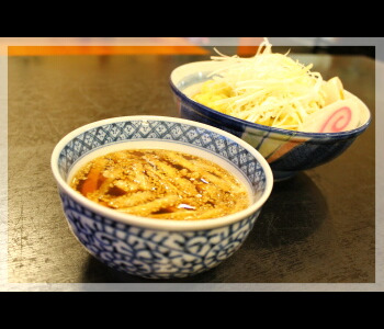 スープは、ホタテ貝柱でダシをとり、正油と合わせて作ったベースをもとに、つけ麺用に濃い目に仕上げています。チャーシューと油揚げ入りで、おなかも大満足!